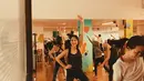 Pemilik nama lengkap Ni Luh Dharma Putri Marino memang menyukai olahraga. Olahraga akan membuat penampilannya senantiasa terjaga. Salah satu olahraga favorit Putri Marino adalah zumba. Dengan zumba, Putri bisa menjaga kondisi tubuhnya tetap bugar dan fit. (Liputan6.com/IG/@putrimarino)