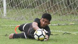 Kiper Persija Jakarta, Gianluca Rossi, menangkap bola saat latihan di Lapangan Sutasoma, Jakarta, Senin (26/3/2018). Macan Kemayoran merekrut kiper Timnas Indonesia U-19 untuk mengisi kuota tambahan. (Bola.com/Asprilla Dwi Adha)