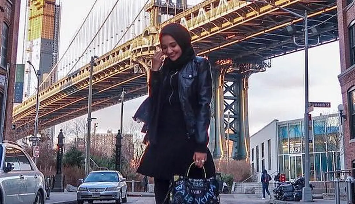 Gaya berhijab Zaskia Sungkar memang kerap menjadi inspirasi dan ditiru para wanita. Berbagai model kerap dikenakan kakak Shireen Sungkar ini. Dan berikut adalah street style Zaskia Sungkar dengan hijabnya. (Instagram/zaskiasungkar15)
