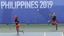 Ganda Indonesia, Priska Nugroho / Rifanty Kahfiani, saat melawan Peangtarin Plipuech / Tamarine Tanasugarn pada SEA Games 2019 di Kompleks Rizal Memorial, Kamis (5/12). Ganda Indonesia kalah 4-6, 7-6 dan 5-10. (Bola.com/M Iqbal Ichsan)