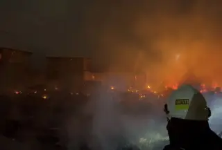 Kebakaran melanda permukiman warga di kawasan Muara Angke, Jalan Dermaga Ujung RW 22, Kelurahan Pluit, Kecamatan Penjaringan, Jakarta Utara, Rabu, 26 Agustus 2026 malam. (Fotoo: Antara)