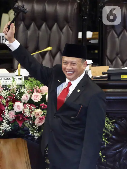 Ketua MPR RI periode 2019-2024 Bambang Soesatyo mengangkat palu saat Rapat Paripurna MPR di kompleks parlemen, Jakarta, Kamis (3/10/2019). Bambang Soesatyo menjadi Ketua MPR secara aklamasi setelah Fraksi Gerindra di MPR menyatakan sepakat mendukung mantan Ketua DPR. (Liputan6.com/Johan Tallo)