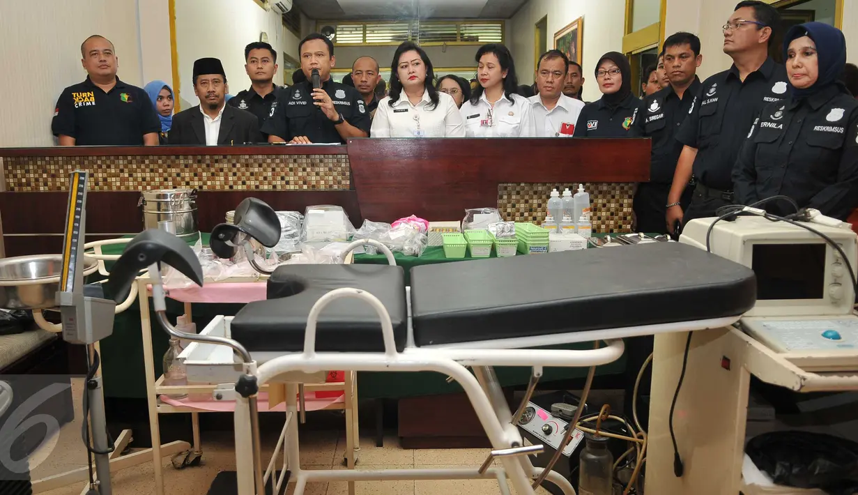 Reskrimsus Polda Metro Jaya memberikan keterangan usai menggerebek dua buah klinik aborsi ilegal di kawasan Cikini, Jakarta, Rabu (24/2). Sebanyak 9 orang diduga pelaku diamankan dari klinik yang sudah beroperasi 5 tahun itu (Liputan6.com/Gempur M Surya)