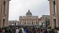Orang-orang mengantre di Lapangan Santo Petrus dan jalan Via della Conciliazione untuk memberikan penghormatan terakhir kepada mendiang Paus Fransiskus yang disemayamkan di Basilika Santo Petrus, Vatikan, pada 24 April 2025. (Dimitar DILKOFF/AFP)