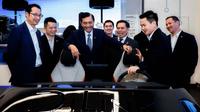 Menteri Koordinator Bidang Kemaritiman dan Investasi (Menko Marves), Luhut B. Pandjaitan melihat simulasi mobil listrik di sela acara penandatanganan Nota Kesepahaman (Memorandum of Understanding/MoU) antara Indonesia dengan Raksasa Mobil Listrik BYD di Shenzhen, Tiongkok  (25/05/2023). (Liputan6.com/HO/Kemenkomarves)