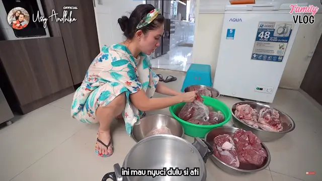 Ussy Sulistiawati Masak Besar (Youtube/UssyAndikaOfficial)