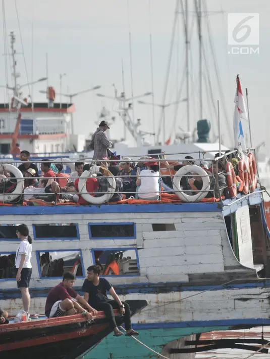 Wisatawan menaiki kapal wisata Kepulauan Seribu di Pelabuhan Kali Adem, Muara Angke, Jakarta, Sabtu (28/4). Beberapa tempat wisata Kepulauan Seribu masih menjadi primadona bagi para wisatawan untuk mengisi libur akhir pekan. (Merdeka.com/Iqbal S. Nugroho)