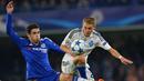Pemain Chelsea Oscar (kiri) berebut bola dengan pemain Dynamo Kiev Vitaliy Buyalskiy pada lanjutan Liga Champion Grup G di Stadion Stamford Bridge, London, Rabu (4/11/2015) dini hari. Chelsea memang 2-1.  (AFP PHOTO / Glyn Kirk)