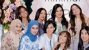 Titi Kamal juga hadir mengenakan atasan warna dasar putih dengan corak hijau. Memiliki aksen pita pada kerah. [@shandypurnamasari]