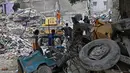Jumlah korban diperkirakan masih bisa bertambah, mengingat sejumlah orang diduga masih terjebak di bawah reruntuhan. (Rizwan TABASSUM/AFP)