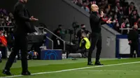 Manajer Manchester City Spanyol Pep Guardiola (kanan) dan pelatih Atletico Madrid Argentina Diego Simeone bereaksi di pinggir lapangan dalam pertandingan leg kedua perempat final Liga Champions di Stadion Wanda Metropolitano, Madrid, Kamis (14/4/2022) din