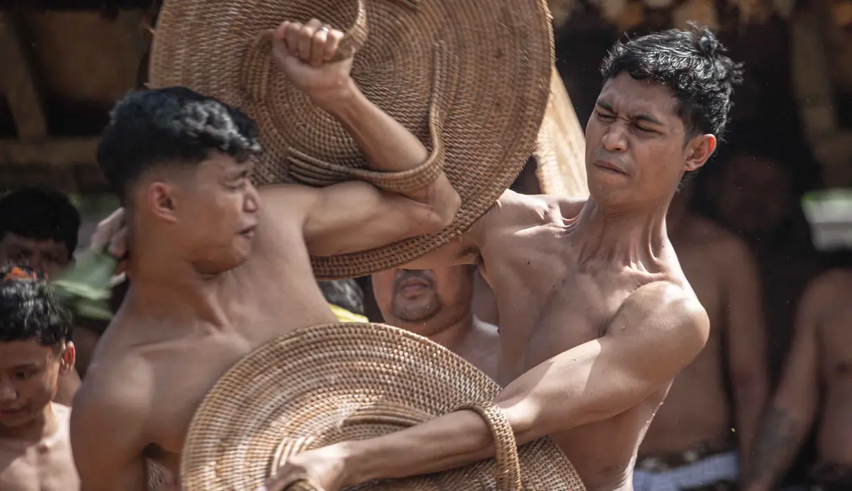Penduduk desa mengambil bagian dalam ritual tahunan "Perang Pandan" " (pertarungan daun Pandan), yang secara lokal dikenal sebagai "Mekare-kare," untuk menghormati Indra, dewa perang Hindu, di Tenganan Pegringsingan, Bali pada Kamis 11 Juni 2026. (LANA PRIATNA/AFP)