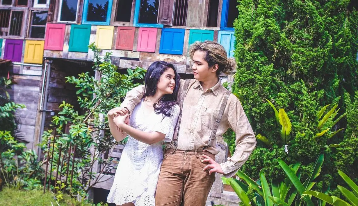 “Berarti entar aku umur 21 punya anak.” Mendengar ini, Maia Estianty pun menyahut, “Ngawur wae, Bunda kan perempuan. Umur 20 nikah enggak apa-apa.” (Instagram/duljaelani)