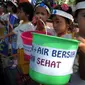 Sejumlah siswa TK Bright Kiddie Sidoarjo, mengikuti kampanye Hemat Air dan Stop Cemari Air, di Kantor PDAM Sidoarjo. (Antara)
