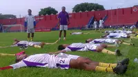Pelatih Persik, Kas Hartadi, menggenjot fisik anak-asuhnya dengan latihan aerobik jelang lanjutan babak 16 besar ISC B 2016. (Bola.com/Robby Firly)