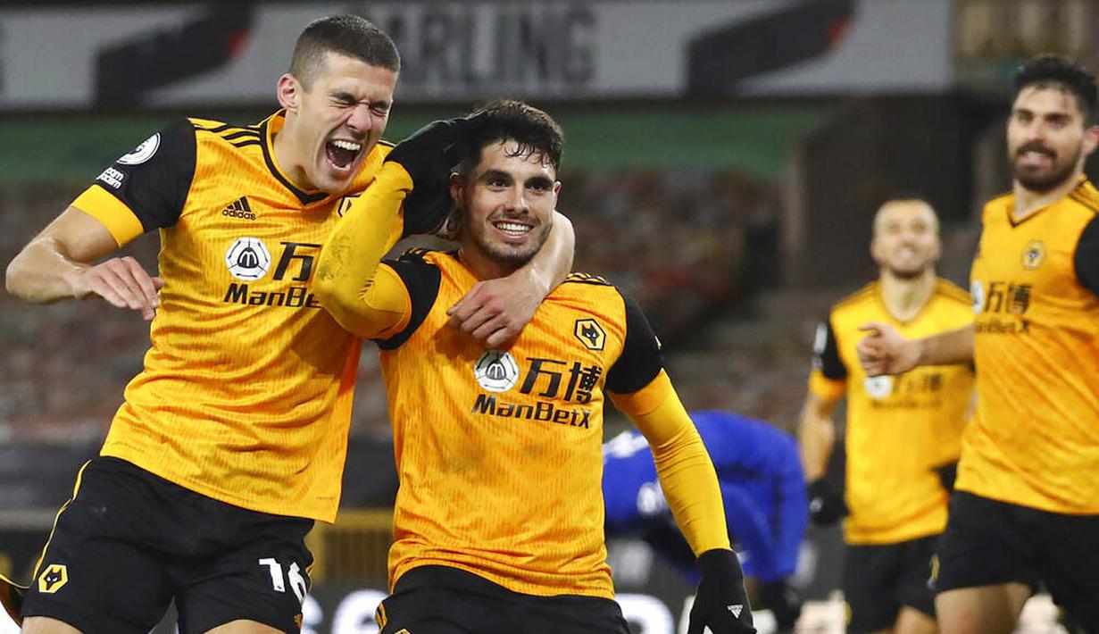 Pemain Wolverhampton Wanderers, Pedro Neto, melakukan selebrasi usai mencetak gol ke gawang Chelsea pada laga Liga Inggris di Stadion Molineux, Rabu (16/12/2020). Chelsea tumbang dengan skor 2-1. (Michael Steele/Pool via AP)