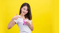Wanita yang menyuarakan tentang keselamatan payudara melalui pita pink (Foto dok : Freepik/jcomp).