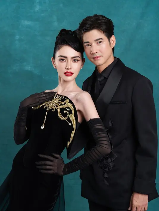 Sungguh memikat penampilan Davika Hoorne di acara Gala Premiere Kang Mak From Pee Mak yang diselenggarakan di Jakarta. Ia mengenakan sebuah strapless dress hitam yang megah dengan bagian dada bak tameng berbordir emas yang mewah. [Foto: Instagram/davikah]