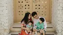 Meski ibu dua anak ini sudah jarang terlihat di layar kaca televisi, namun kegiatan sehari-hari aktirs cantik ini masih terlihat di laman instagram pribadinya. Keluarga ini baru saja menghabiskan liburan di Pulau Dewata, Bali.  (Liputan6.com/IG/putrititian)
