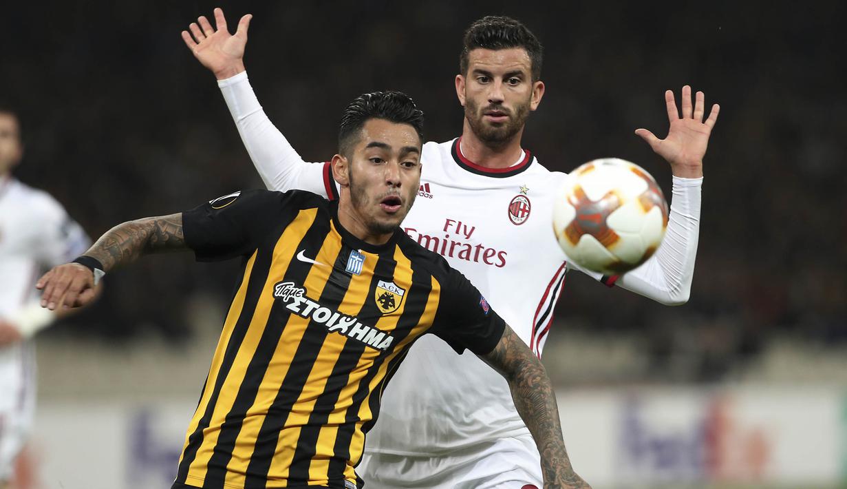 Bek AC Milan, Matei Musacchio, berusaha merebut bola dari striker AEK Athens, Sergio Araujo, pada laga Liga Europa di Stadion Olympic, Athens, Kamis (2/11/2017). Kedua klub bermain imbang 0-0. (AP/Petros Giannakouris)