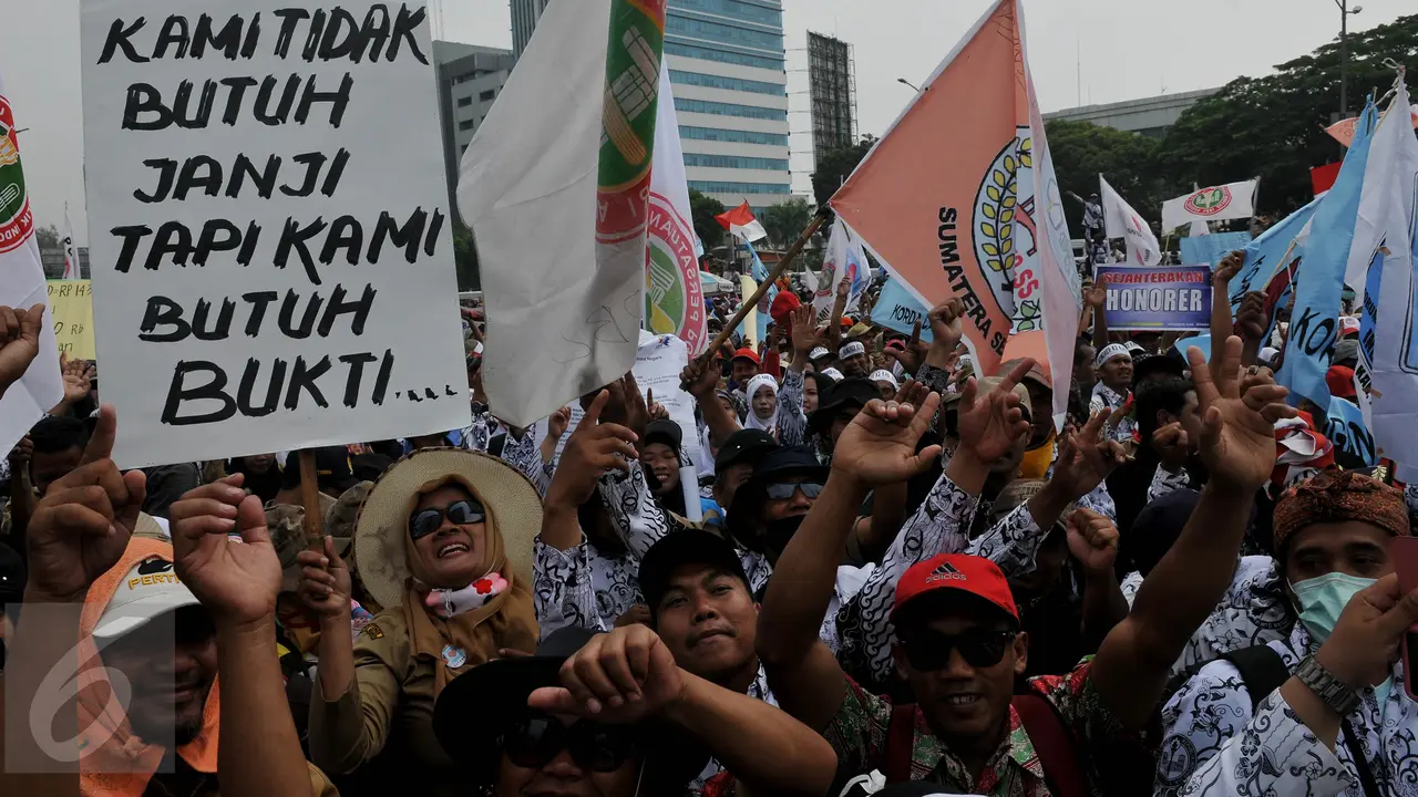 20150915-Ini Curhatan Ribuan Guru Honorer di Depan Gedung DPR-Jakarta
