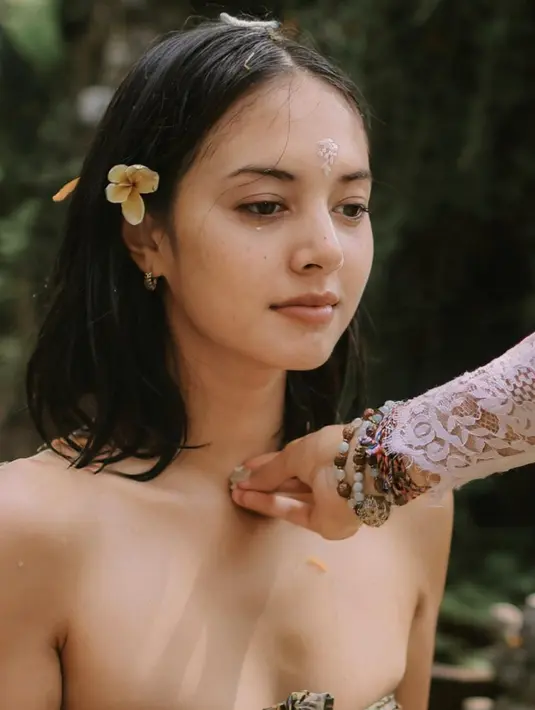 Di penghujung unggahannya, Aurelie mengharapkan netizen diberi kesehatan, kebahagiaan dan ketenangan hati, selalu.  (Liputan6.com/IG/aurelie)
