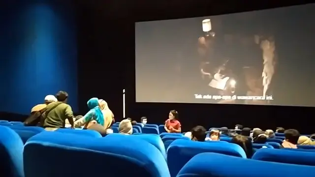Insiden pengunjung kesurupan saat menonton film horror berujung viral.