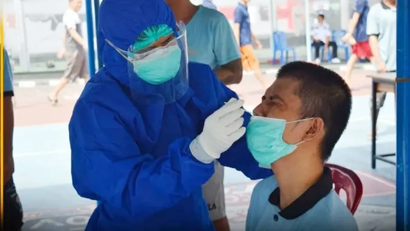 Seorang tahanan di Pekanbaru melakukan tes swab untuk mengetahui infeksi Covid-19.