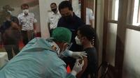 Menteri Badan Usaha Milik Negara (BUMN) Erick Thohir menyempatkan diri mengunjungi vaksinasi Covid-19 di Stasiun Bandung, Sabtu (10/7/2021). (Liputan6.com/Huyogo Simbolon)