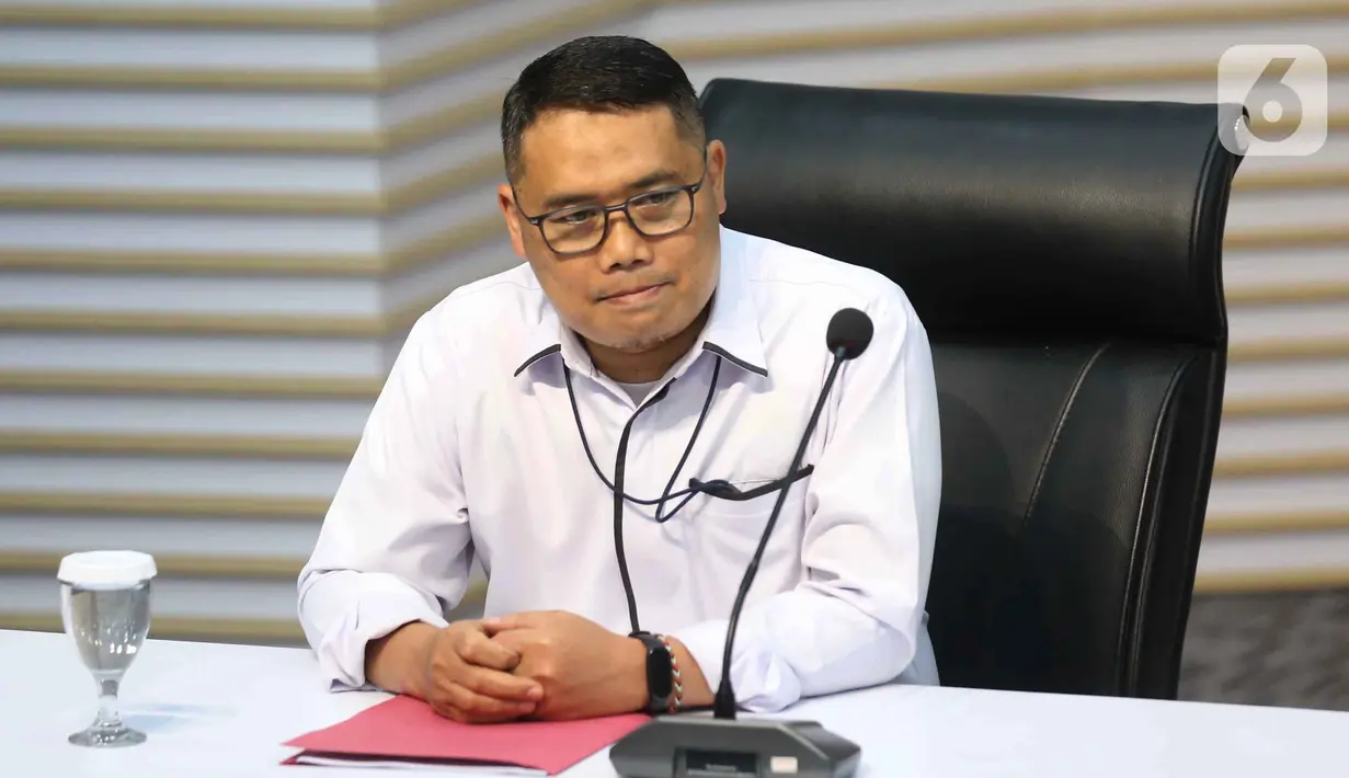 Deputi Penindakan dan Eksekusi Komisi Pemberantasan Korupsi (KPK), Asep Guntur Rahayu sesaat sebelum mengumumkan penahanan tiga tersangka baru terkait kasus dugaan tindak pidana korupsi pembangunan Rumah Sakit Umum Daerah (RSUD) Kolaka Timur (Koltim) di gedung Merah Putih Komisi Pemberantasan Korupsi (KPK), Jakarta, Senin (24/11/2025). (Liputan6.com/Helmi Fithriansyah)