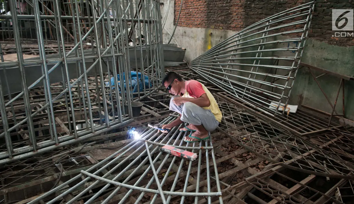 Pekerja mengelas besi untuk membuat rangka kubah masjid di salah satu rumah industri plat, di kawasan Kalimalang, Bekasi, Kamis (1/6). Permintaan kubah masjid meningkat mencapai 20 kubah masjid dalam sebulan. (Liputan6.com/Gempur M Surya)