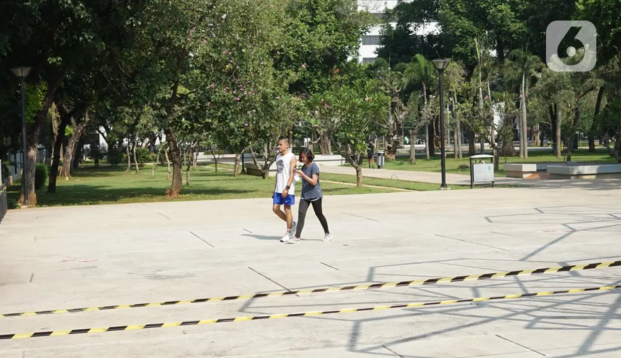 Warga beraktivitas di sekitar Taman Lapangan Banteng, Jakarta Pusat, Sabtu (13/6/2020). Mulai hari ini, Taman Lapangan Banteng kembali dibuka untuk umum namun jumlah pengunjung tetap dibatasi sebanyak 200 orang setiap pagi dan sore hari. (Liputan6.com/Immanuel Antonius)