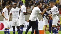 Pelatih Chelsea Frank Lampard bersalaman dengan Ross Barkley usai pertandingan melawan Barcelona pada laga  pramusim di Saitama Stadium 2002, Tokyo (23/7/2019). Laga ini merupakan kemenangan perdana Lampard setelah menelan kekalahan melawan Kawasaki Frontale pekan lalu. (AP Photo/Shuji Kajiyama)