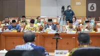 Menteri Agama Yaqut Cholil Qoumas (tengah) saat rapat kerja dengan Komisi VIII DPR RI di Gedung Parlemen, Jakarta, Kamis (19/1/2023). Rapat kerja membahas kinerja penyelenggaraan ibadah Haji. (Liputan6.com/Faizal Fanani)