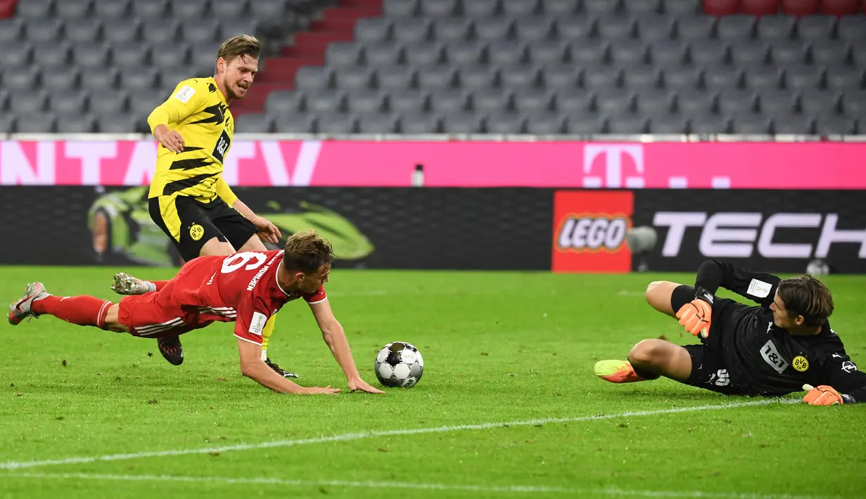 Gelandang Bayern Munchen, Joshua Kimmich (kiri depan) mencetak gol ke gawang Borussia Dortmund pada laga Piala Super Jerman di Allianz Arena, Kamis (1/10/2020). Bayern Munich sukses meraih trofi juara Piala Super Jerman 2020 berkat kemenangan 3-2 atas Borussia Dortmund. (Sven Hoppe/Pool via AP)