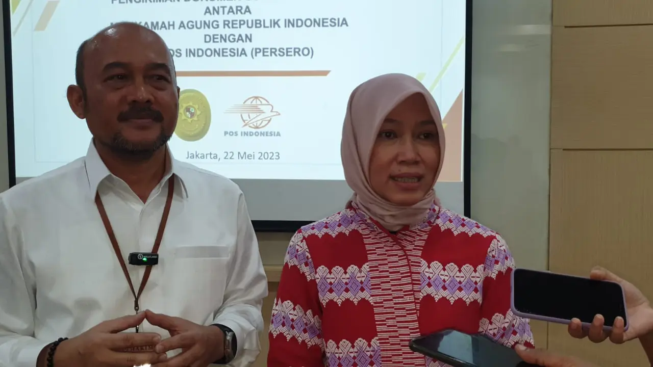 Direktur Bisnis Kurir & Logistik Pos Indonesia Siti Choiriana (kanan) dalam kerja sama Mahkamah Agung (MA) dengan Pos Indonesia untuk penanganan kiriman dokumen surat tercatat. (Dok PT Pos Indonesia)