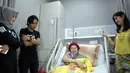 "Makasih udah dikasih dukungan serta semangat untuk saya, kami Jupe, Teh Ria, Aldi Taher juga untuk berjuang melawan penyakitnya agar sembuh," ucap Yana Yein. (Deki Prayoga/Bintang.com)