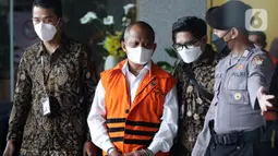 Kepala Bidang Pendidikan Khusus Dinas Pendidikan, Pemuda dan Olahraga DIY, Edy Wahyudi (tengah) digiring petugas sesaat sebelum rilis penahanan di Gedung KPK, Jakarta, Kamis (21/7/2022). KPK menahan dua tersangka kasus dugaan korupsi pekerjaan pembangunan Stadion Mandala Krida Daerah Istimewa Yogyakarta yang diusut sejak awal 2021. (Liputan6.com/Helmi Fithriansyah)