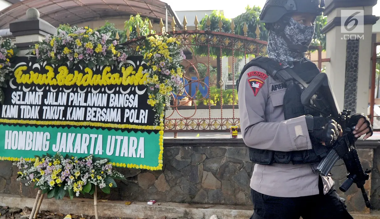 Sebuah karangan bunga dari Hombing Jakarta Utara menghiasi Mako Brimob Kelapa Dua, Depok Kamis (10/5). Pasca kerusuhan napi teroris di Rutan Cabang Salemba, dua karangan bunga dikirim menggunakan sepeda motor. (Merdeka.com/Arie Basuki)