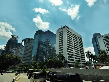 Gedung bertingkat di kawasan Sudirman, Jakarta, (17/3/2015). Dinas Penanggulangan Kebakaran dan Keselamatan Provinsi DKI akan menjalankan verifikasi untuk memastikan kelengkapan proteksi kebakaran di tiap gedung bertingkat. (Liputan6.com/Faizal Fanani)