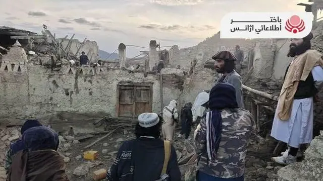 Pejabat dan penduduk Taliban mensurvei kerusakan rumah di Provinsi Paktika timur Afghanistan setelah gempa bumi besar melanda pada 22 Juni 2022. (Bakhtar News Agency yang dikelola pemerintah Afghanistan)