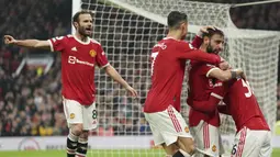 Bermain di Old Trafford, MU tampil dominan sejak awal pertandingan. Aliran serangan MU berjalan apik dengan duet Mata-Bruno-Ronaldo. (AP/Jon Super)
 