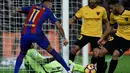 Striker Barcelona, Neymar, berusaha mencetak gol ke gawang Malaga dalam lanjutan La Liga di Camp Nou, Barcelona, Sabtu (19/11/2016). (AFP/Lluis Gene)