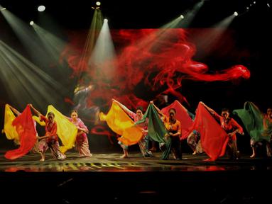Finalis Abang None Jakarta beraksi dalam pertunjukan Betawi berjudul ‘JAWARA! Langgam Hati Dari Marunda’ di Gedung Kesenian Jakarta, Jumat (23/10). Teater silat betawi Djarum Apresiasi Budaya digelar pada 24-25 Oktober 2015. (Liputan6.com/Gempur M Surya)