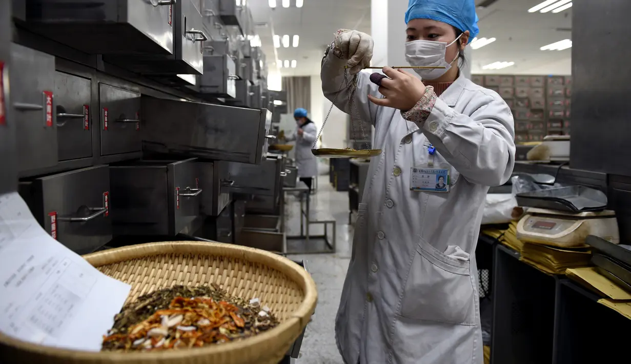 Apoteker melabeli obat tradisional China di Rumah Sakit Afiliasi Pertama Universitas Kedokteran China di Hefei, 24 Februari 2020. RS itu bertanggung jawab meracik, merebus dan mengirim obat tradisional China ke tujuh rumah sakit yang ditunjuk untuk merawat pasien COVID-19 di Hefei. (Xinhua/Zhou Mu)