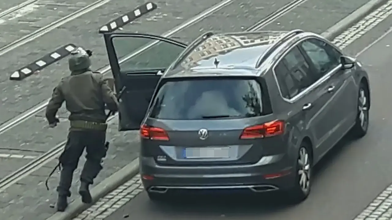 Pelaku Penembakan Sinagoge Jerman Tertangkap Kamera