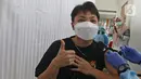 Petugas medis menyuntikan vaksin COVID-19 kepada Atlet Bulutangkis Apriyani Rahayu di Jakarta, Jumat (12/3/2021).  Kemenpora bersama Kemenkes melakukan vaksinasi COVID-19 dosis ke-2 kepada insan olah raga nasional dengan menyasar 820 orang secara bertahap. (Liputan6.com/Herman Zakharia)
