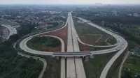 Foto udara memperlihatkan kondisi jalan tol Cimanggis-Cibitung di pintu tol Nagrak Kota Wisata Cibubur, Jawa Barat, Sabtu (29/6/2024). (merdeka.com/Imam Buhori)