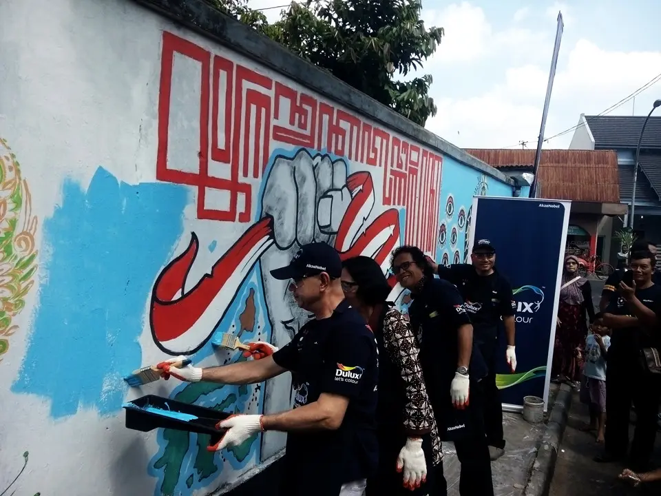 Beragam mural mulai dari mobil hingga tokoh pewayangan menghiasi dinding-dinding rumah di kawasan Purwokinanti, Pakualaman, Kota Yogyakarta. (Liputan6.com/Yanuar H)
