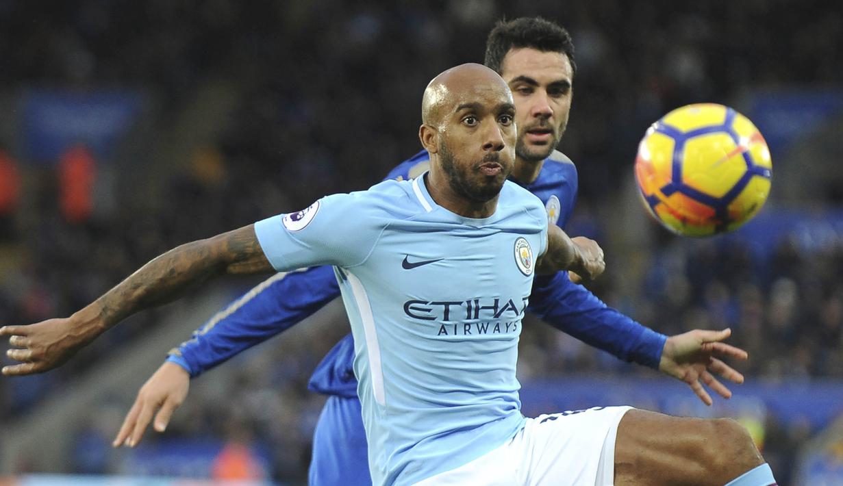 Gelandang Manchester City, Fabian Delph, berebut bola dengan gelandang Leicester City, Vicente Iborra, pada laga Premier League di Stadion King Power, Sabtu (18/11/2017). Manchester City menang 2-0 atas Leicester City. (AP/Rui Vieira)